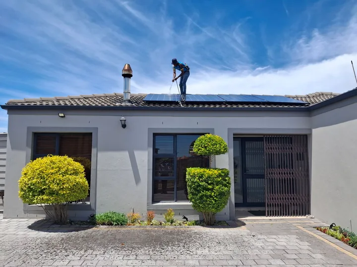 Limpeza de placa solar em telhado residencial